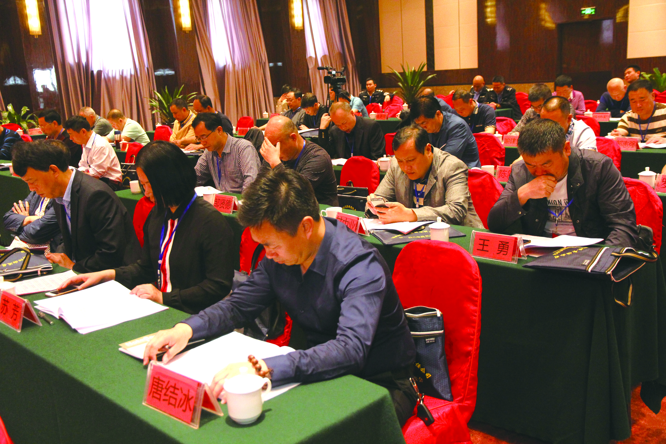 圖為第一屆五次股東代表在認(rèn)真聽取工作報(bào)告。