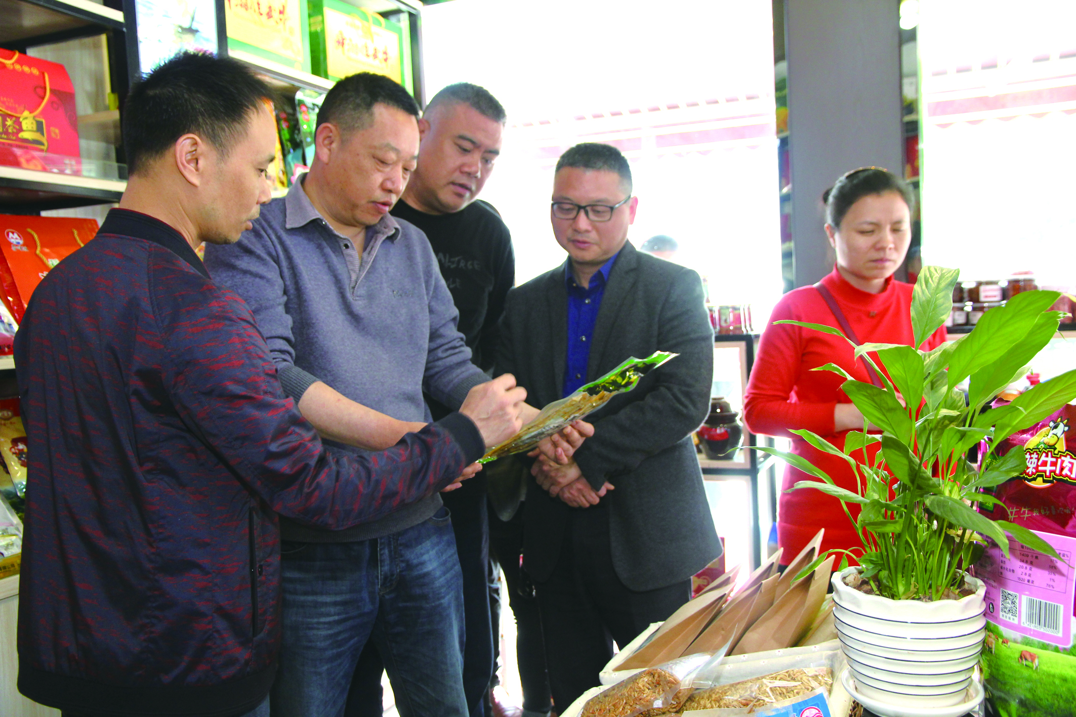 集團(tuán)公司董事、副總經(jīng)理何偉紅帶領(lǐng)骨干學(xué)員在郴汽集團(tuán)考察“郴味特產(chǎn)”