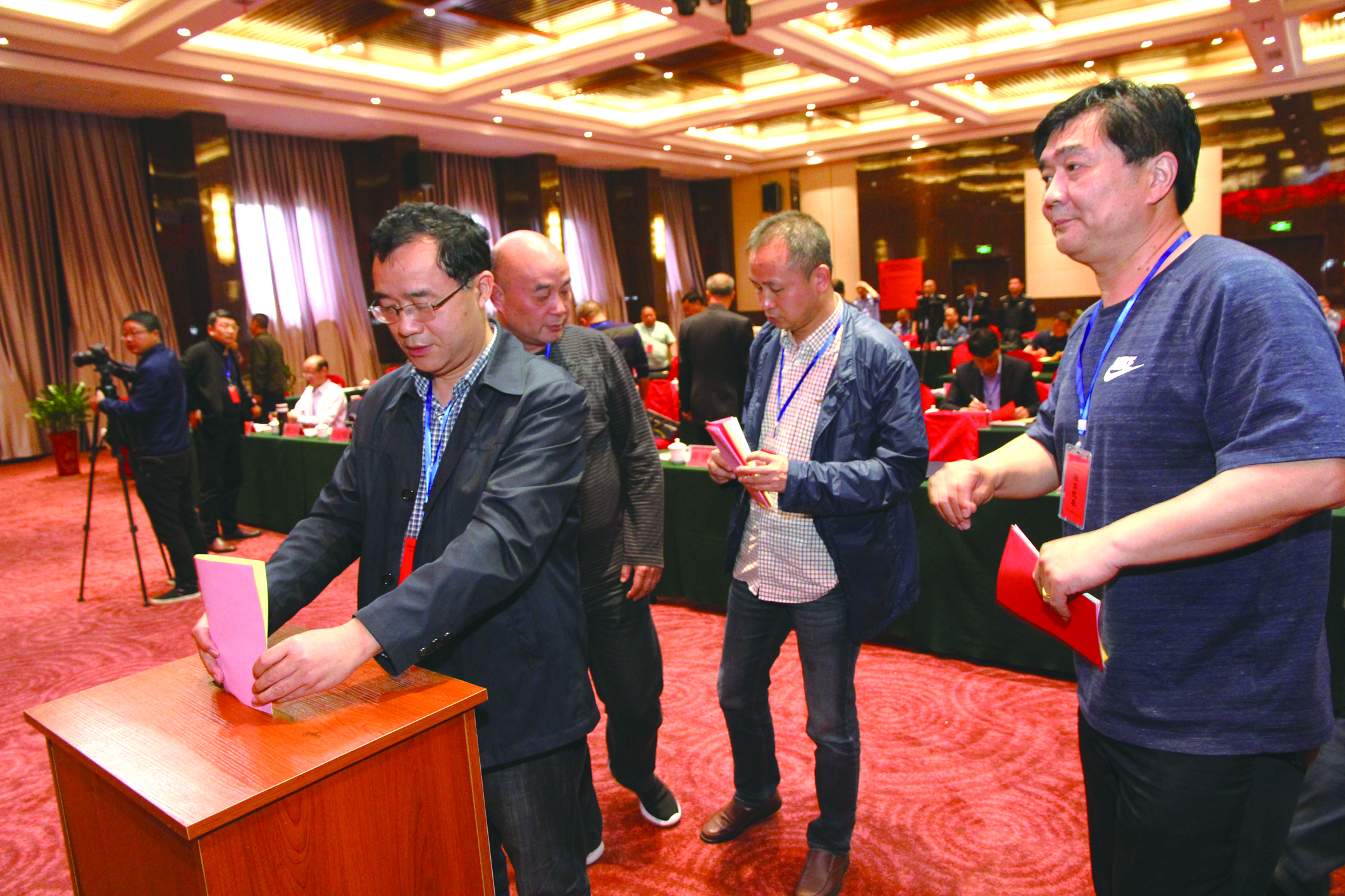 圖為第一屆五次股東代表在投票選舉。