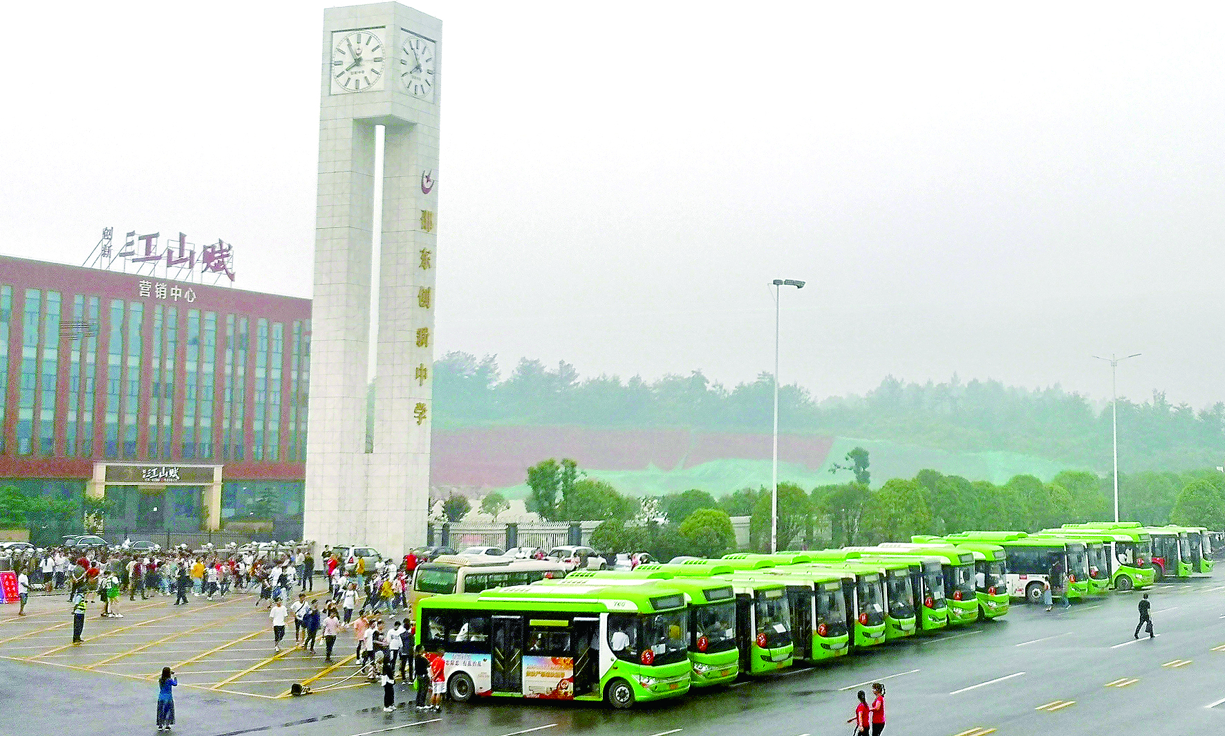 愛心送考 多方給力 邵東公汽 （尹向連報道） 為認(rèn)真貫徹落實邵東縣高考交通運輸保障工作會議精神，確保2019年高考接送工作安全、平穩(wěn)、萬無一失，邵東公汽公司領(lǐng)導(dǎo)未雨綢繆，提前要求車隊做好應(yīng)急預(yù)案。高考前夕，該公司對全部運營車輛進行安全檢查；對駕駛員進行培訓(xùn)教育，加強了路檢路查，加大了對“三品”的檢查力度；要求所有的駕駛員“無聲”駕駛，特別是在靠近考點位置，嚴(yán)禁公交車鳴笛，并調(diào)低了報站聲音，在調(diào)度中心后臺，循環(huán)發(fā)送降噪提醒，為考生營造一個安靜的考試環(huán)境。 同時，該公司就運力安排、車輛安全、優(yōu)質(zhì)服務(wù)、照顧考生等方面做了全面部署，并協(xié)調(diào)交警就送考車輛行駛線路做了具體規(guī)劃。另規(guī)定高考期間，憑準(zhǔn)考證的考生與陪考家長可以一起免費乘坐公交車。 據(jù)悉，本次共派出近100輛新能源純電動公交車為5000多名莘莘學(xué)子提供接送服務(wù)，贏得了服務(wù)學(xué)校領(lǐng)導(dǎo)及家長的點贊。