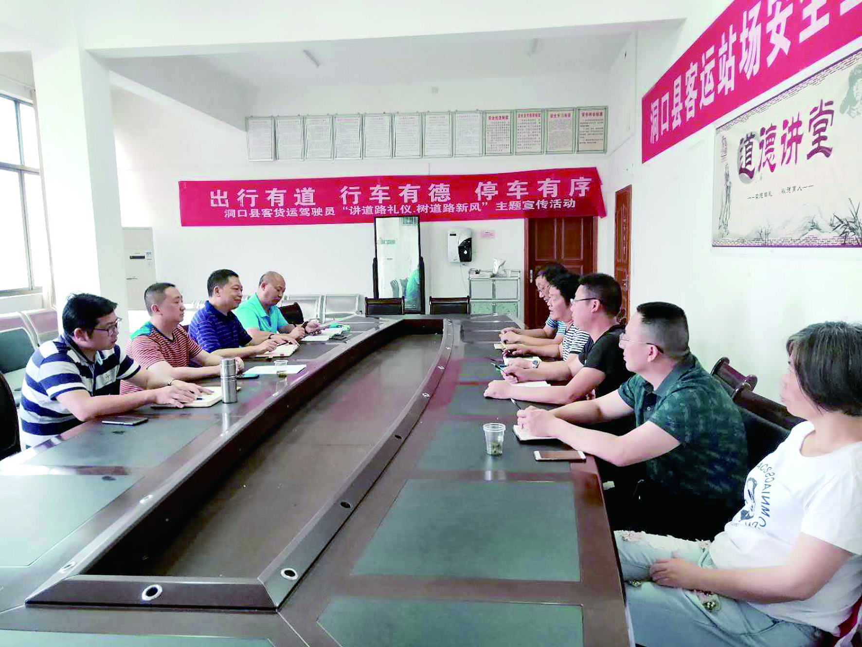 6月12日至13日，集團(tuán)公司董事、副總經(jīng)理唐新宇率辦公室、房產(chǎn)基建、企管部門負(fù)責(zé)人深入分公司就門面合同等事項進(jìn)行核查和清理，并對門面經(jīng)營狀況調(diào)研。據(jù)悉，兩天時間核對門面合同144份。 ? 為切實加強(qiáng)企業(yè)內(nèi)部管理，集團(tuán)公司決定對全司門面管理開展清理，成立集團(tuán)公司門面清理領(lǐng)導(dǎo)小組以抓好此項工作。圖為唐新宇（左二）在洞口客運分公司部署相關(guān)工作。 祖冠 攝影報道